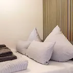 Relax-apartments - Indoor-pool - Sauna - Kueche - Kostenlos Parken - Balkon - Teilweise Massagesessel - 85 Zoll Smart-tv *