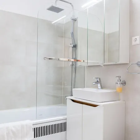 Relax-apartments - Indoor-pool - Sauna - Kueche - Kostenlos Parken - Balkon - Teilweise Massagesessel - 85 Zoll Smart-tv شقة