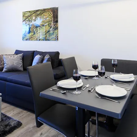Relax-Apartments - Indoor-Pool - Sauna - Kueche - Kostenlos Parken - Balkon - Massagesessel - 85 Zoll Smart-Tv Apartment Schonach im Schwarzwald