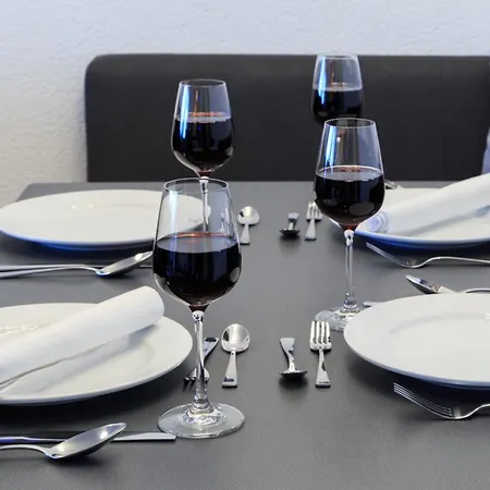 Relax-Apartments - Indoor-Pool - Sauna - Kueche - Kostenlos Parken - Balkon - Massagesessel - 85 Zoll Smart-Tv Apartment
