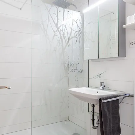 Relax-apartments - Indoor-pool - Sauna - Kueche - Kostenlos Parken - Balkon - Teilweise Massagesessel - 85 Zoll Smart-tv * سخوناخ