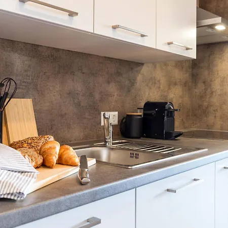 Relax-Apartments - Indoor-Pool - Sauna - Kueche - Kostenlos Parken - Balkon - Massagesessel - 85 Zoll Smart-Tv *