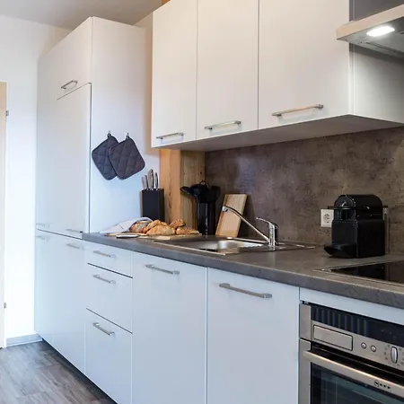Relax-Apartments - Indoor-Pool - Sauna - Kueche - Kostenlos Parken - Balkon - Massagesessel - 85 Zoll Smart-Tv