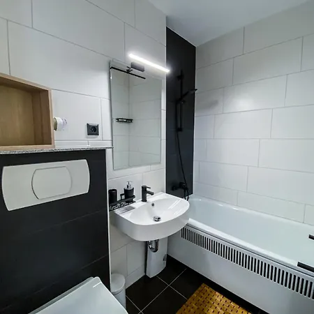 شقة Relax-apartments - Indoor-pool - Sauna - Kueche - Kostenlos Parken - Balkon - Teilweise Massagesessel - 85 Zoll Smart-tv